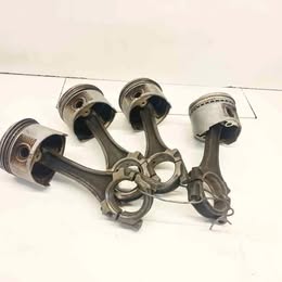 4 pistones con sus bielas Nissan v-16 tapa Roja año:1994