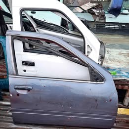 Chapa de puerta Nissan sentra año:2000