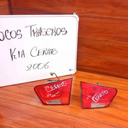 Dos focos traseros kia cerato año:2007